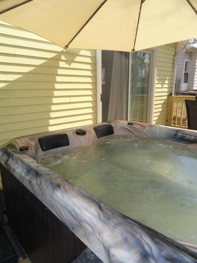Апартаменты Outdoor Hot Tub And Cozy King Bed Ленсинг Экстерьер фото