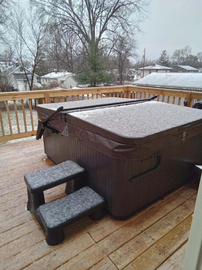 Апартаменты Outdoor Hot Tub And Cozy King Bed Ленсинг Экстерьер фото