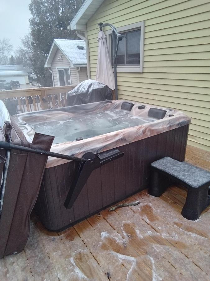 Апартаменты Outdoor Hot Tub And Cozy King Bed Ленсинг Экстерьер фото