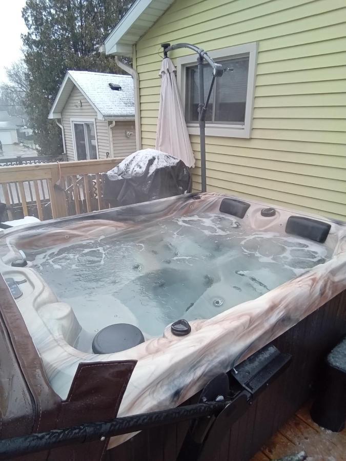 Апартаменты Outdoor Hot Tub And Cozy King Bed Ленсинг Экстерьер фото