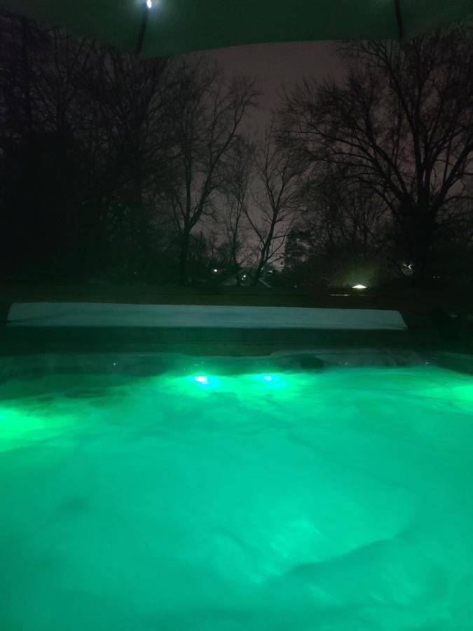 Апартаменты Outdoor Hot Tub And Cozy King Bed Ленсинг Экстерьер фото